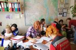 У Києві бабуся-"зозуля" кинула двох крихіток під магазином - "Не мої - доччині"