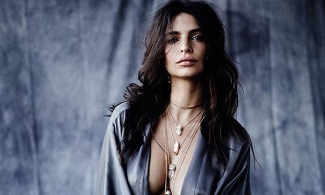 Справжня розкіш: модель продемонструвала коштовності на голому тілі