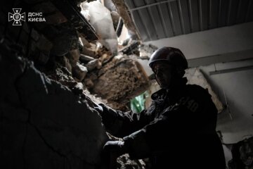 Рятувальники ДСНС розбирають завали після обстрілу Києва