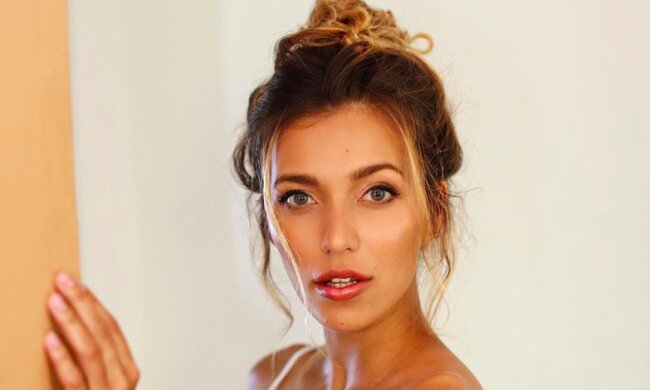 "Лялечка": Тодоренко засвітила спокусливі ніжки в міні-спідниці