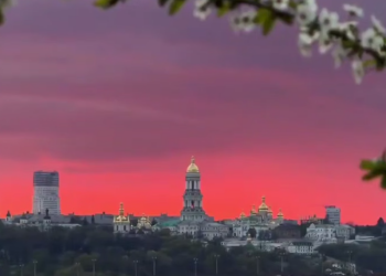Церква, захід сонця, кадр з відео