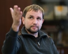 Декомунізатор В'ятрович поскаржився на тріснуту кватирку
