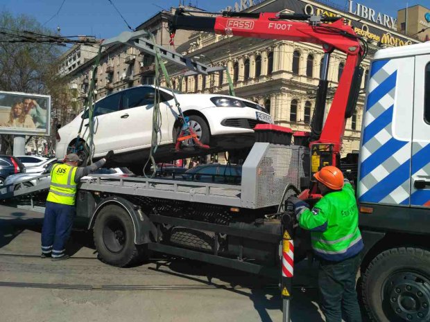 В Киеве отметился очередной герой парковки: "Машину купил, а мозгов - нет"