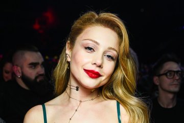 Кароль очаровала грудью в прозрачном платье: волшебная принцесса