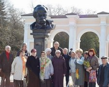 В Крыму активисты провели акцию у памятника Т. Шевченка (фото)