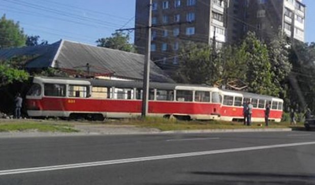  В Харькове трамвай врезался в жилой дом