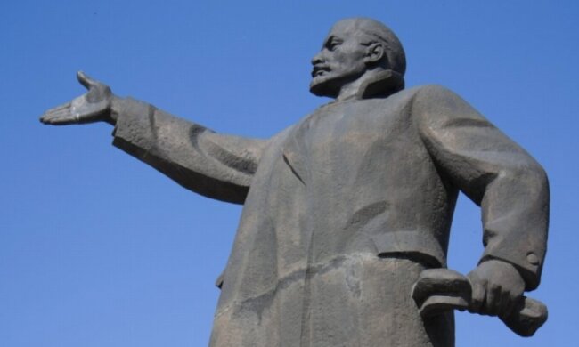 На Черкащині пам’ятник Леніну вирішили втопити у річці