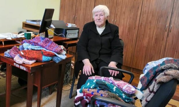 Львівська пенсіонерка зв'язала 500 пар шкарпеток для військових на Донбасі: "Бережіть ноги, синочки"