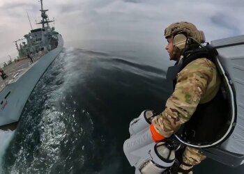 Полет на джетпаке / скриншот из видео