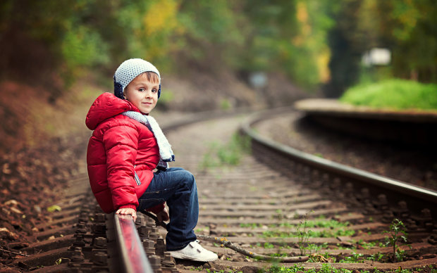 Бросились под поезд: на видео показали, как развлекаются украинские детки