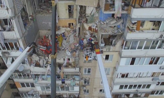 На київських Позняках з-під завалів витягли тіло чоловіка - п'ята жертва, Україна в жалобі