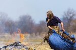 Порча – за сожжение травы: горе-Ванга записалась в экологи и пригрозила киевлянам жутким проклятием