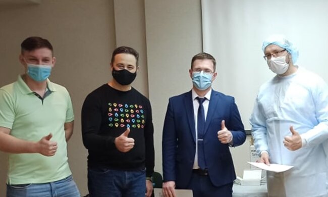 Ігор Кузін з лікарями, фото з Facebook