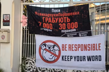 Активисты "Национального Корпуса" показали роскошные усадьбы Порошенко и Гладковского в Испании