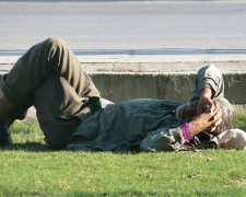 Цинізм та приниження: харківські патрульні познущалися над безхатьком