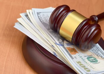 Доллары, суд