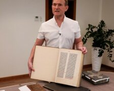Медведчук показал Библию Гутенберга, фото пресс-служба политика