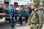 На похоронах Захарченко засекли "колорадскую вдову": фото