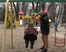 Прогулянка з дитиною, скріншот: Youtube