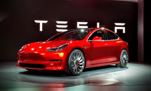У Tesla назвали дату випуску бюджетного електрокара