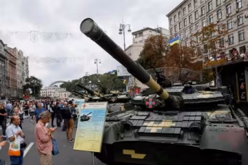 Бойовик зробив селфі з київським копом: соцмережі лютують