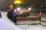 Прибирання снігу триває з ночі на всіх головних вулицях Києва, якими курсує громадський транспорт, - КМДА