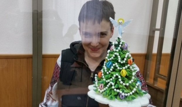 Савченко поздравила с Новым годом самодельной елкой