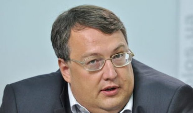 Блокаду Криму повинна офіційно підтримати українська влада - Геращенко