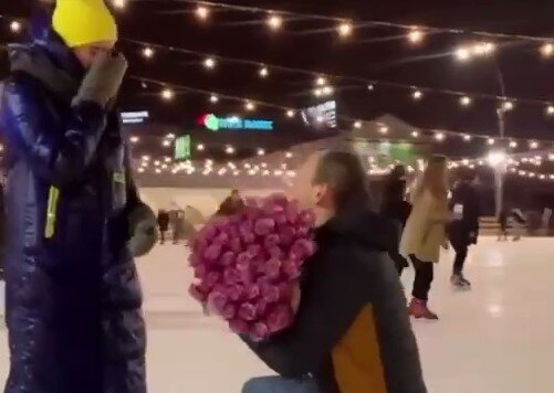 Харьковчанин обул коньки и встал на одно колено на льду: "Она сказала да!"