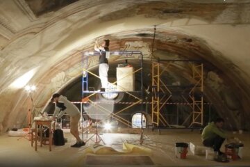 В Ужгородському соборі реставрують стародавні фрески: Бог посміхається на небесах