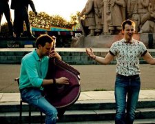 Москва згоріла повністю: хіт російських рокерів зіграли на бандурі