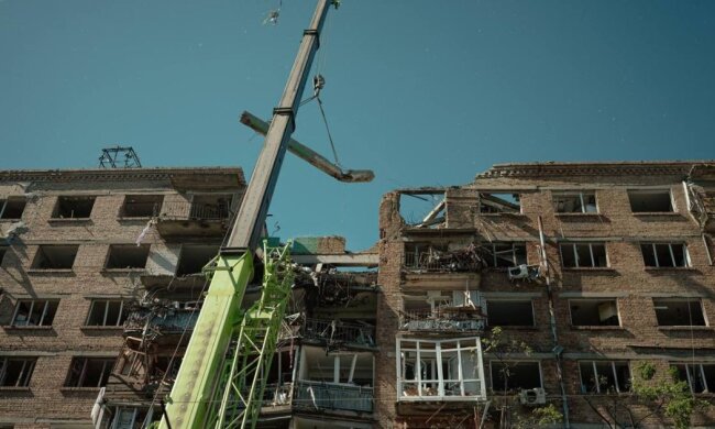 Восстановление многоквартирного дома в Киеве после обстрелов