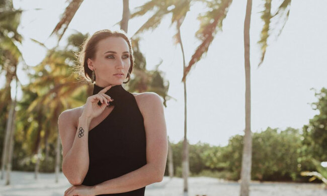 Гімнастка Різатдінова під пальмами на пляжі дала поради, як правильно мріяти: "Сподіваюсь, допоможе"