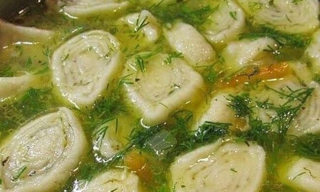 Куриный суп с чесночными галушками-рулетиками понравится детям и взрослым, быстрый рецепт