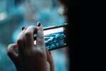 смартфон в руках, фото Pxhere