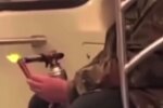 Чоловік посмажив сосиску у метро, кадр з відео