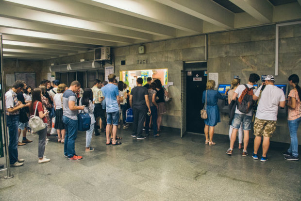 Страшенні черги: у Києві різко закрили метро