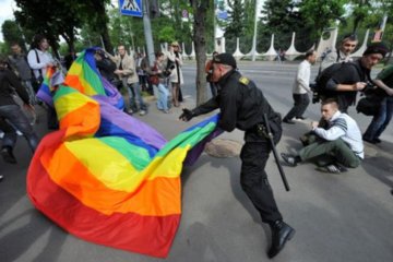 Неадекватні росіяни побили подружжя геїв. Вгадайте, за що
