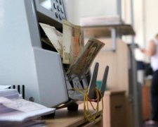 Резкое падение гривны: чего ждать украинцам дальше