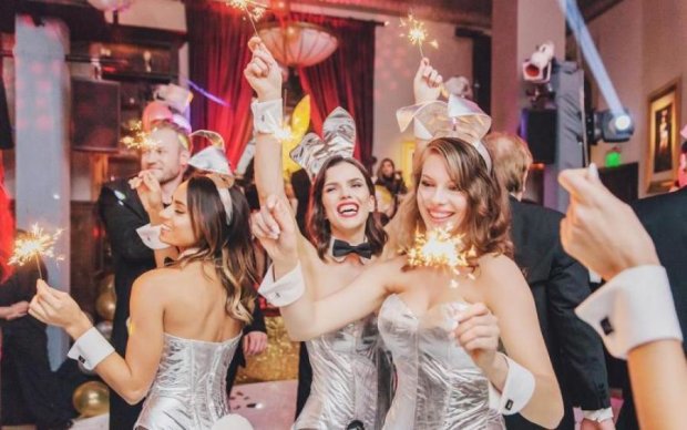 Голые и с шампанским: Playboy горячо отметил Новый год