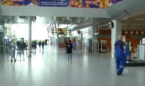 Известный блогер пожаловался на львовский аэропорт - "Заставили петь на соловьиной"
