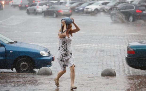Погодный армагеддон в Киеве: стихия уничтожает город, люди в панике