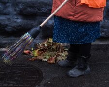 "Лукашенко їде": у Мінську двірники трясли дерево, щоб вразити президента