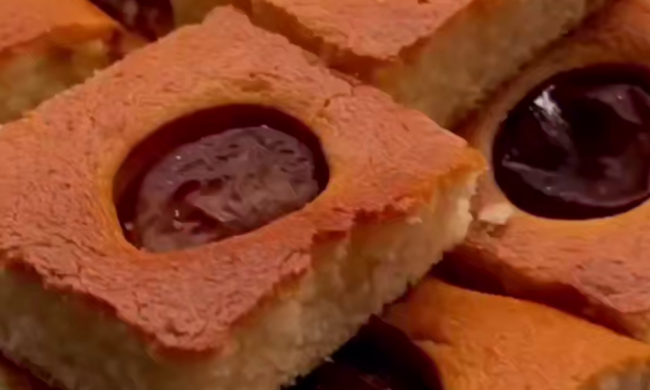 Манник со сливами, кадр из видео