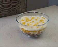 Многослойный салат с тунцем: фото скрин Ютуб