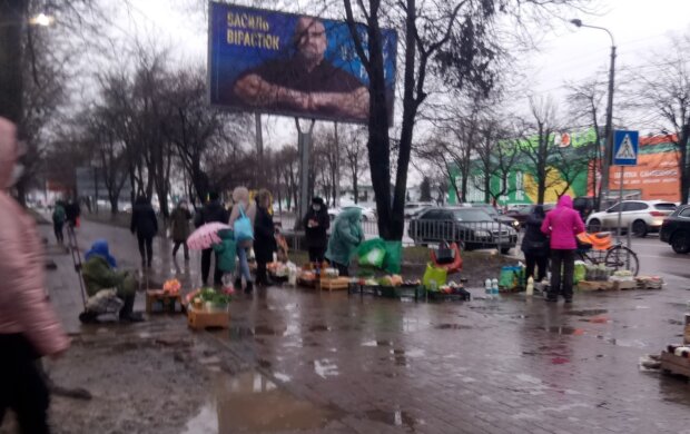 Во Франковске продавцы заполонили тротуар, фото Андрей Роспатнюк: Facebook Коммуналка ИФ