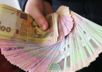 Деньги в руках пенсионера — новые выплаты до 5300 гривен