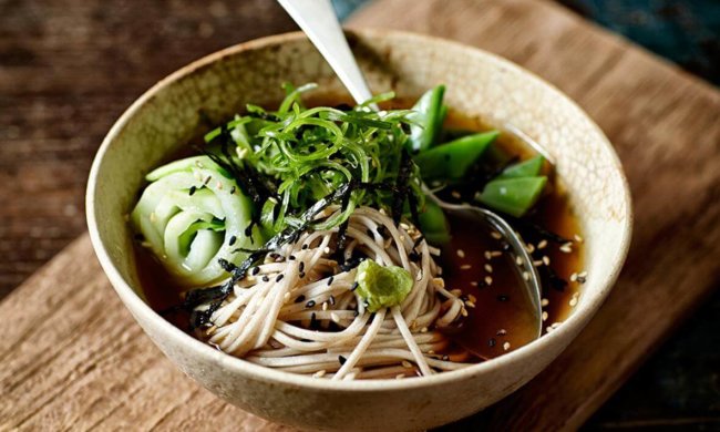 Простий японський суп з гречаною локшиною