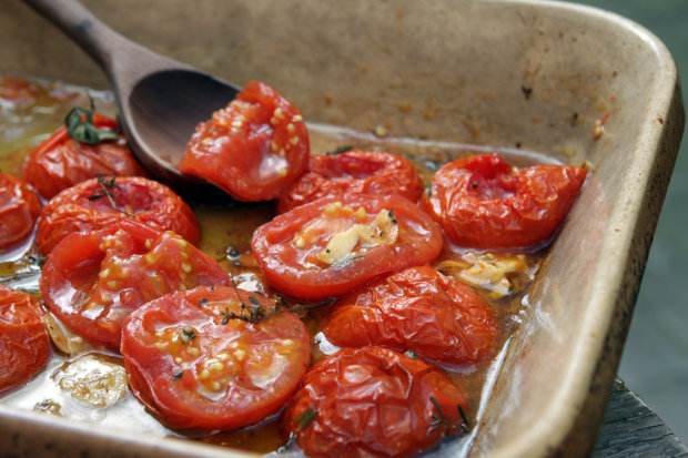 Печеные в духовке томаты с сыром фета