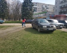 Одесити оголосили війну героям парковок, машину як вітром здуло: кадри "перевиховання" автохама